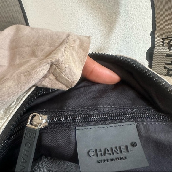 CHANEL Black and Cream Duffel Bag - Picture 7 of 9